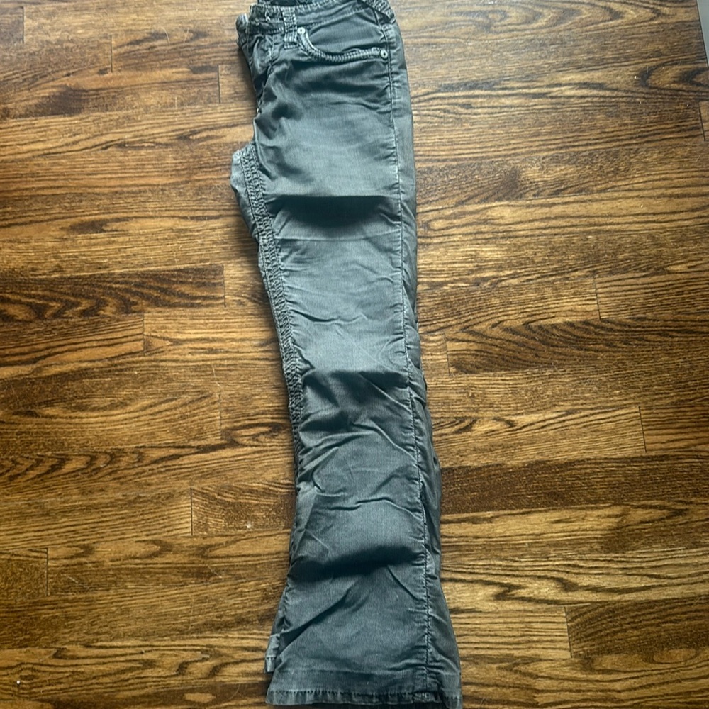Boot cut stitches, light gray corded jean